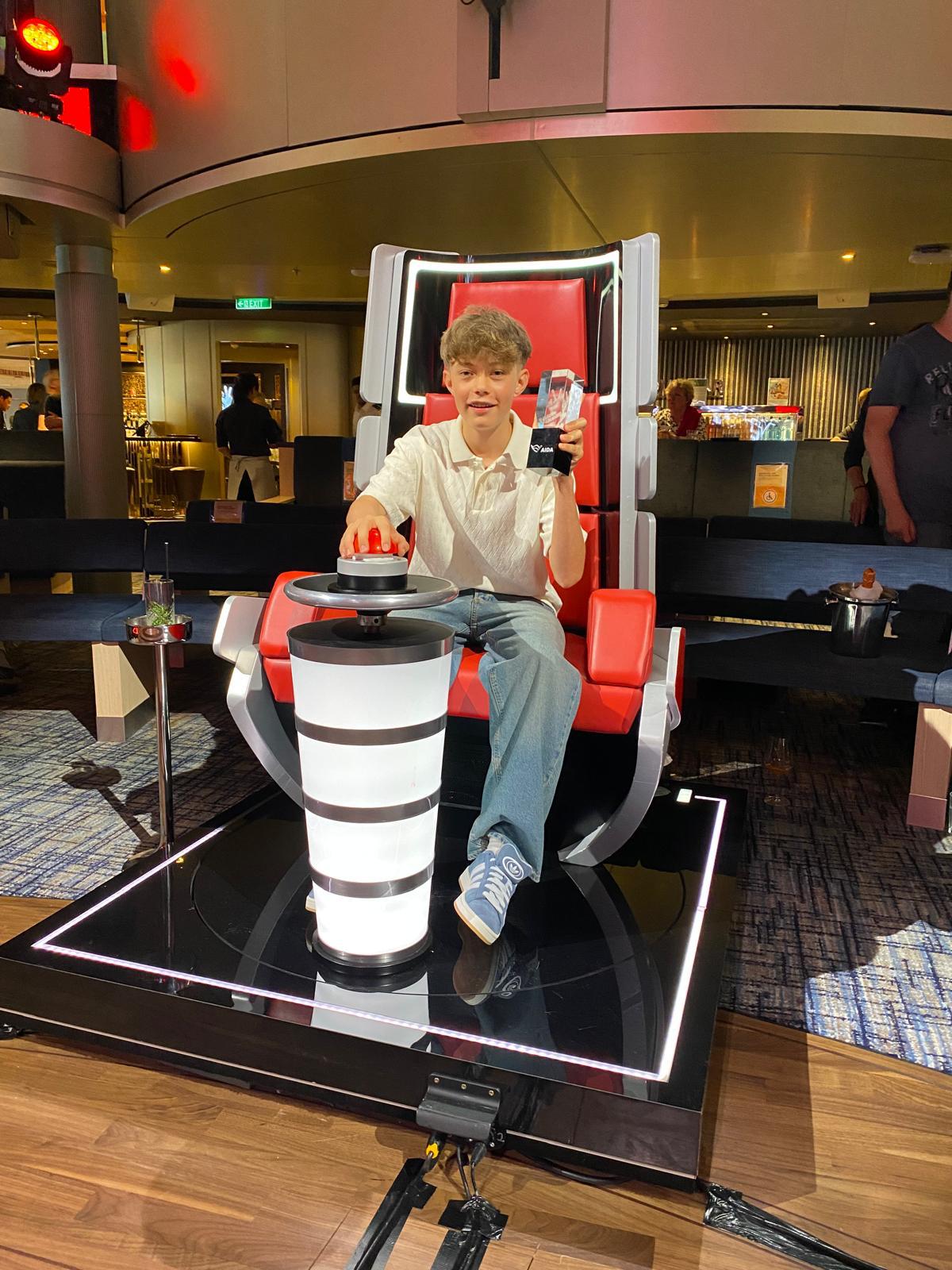 Franz auf dem Voice-Stuhl an Bord der AIDA